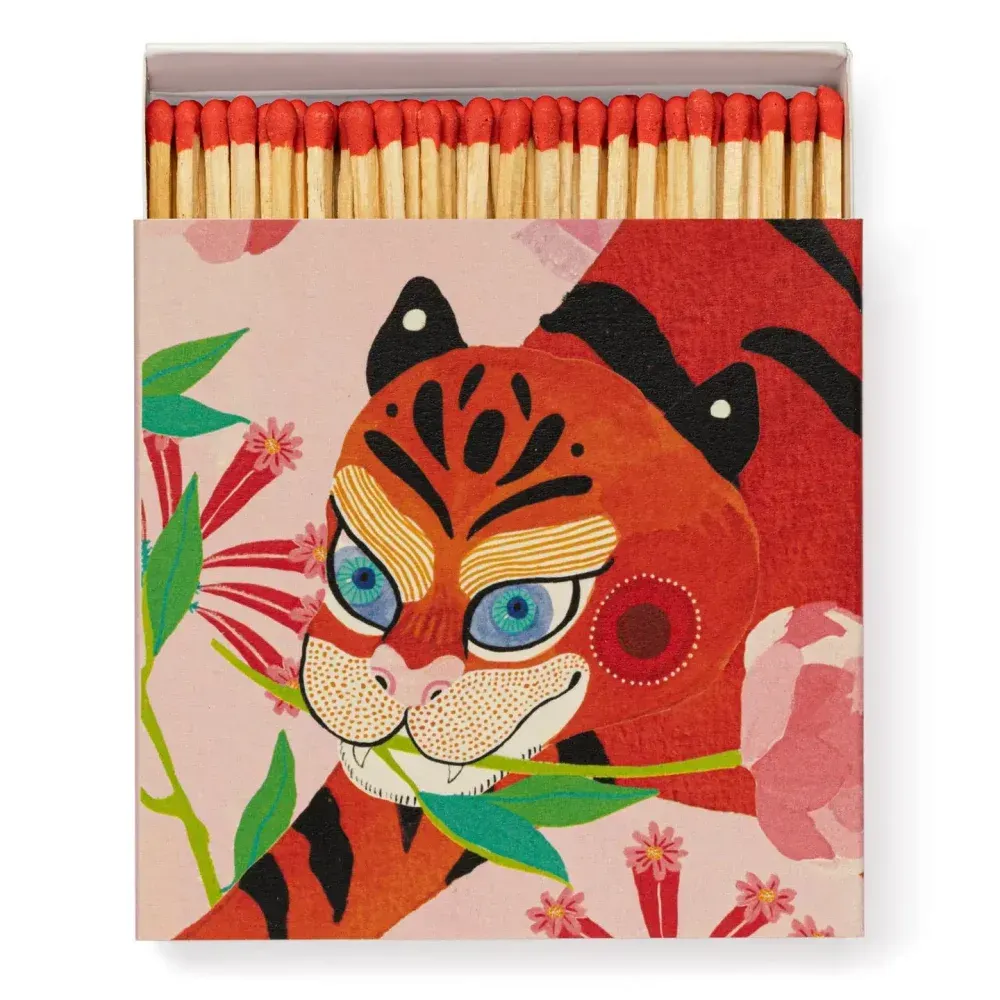 Boîte d'allumettes décorative ornée d'une illustration colorée de tigre et laissant apparaître les allumettes sur le dessus.