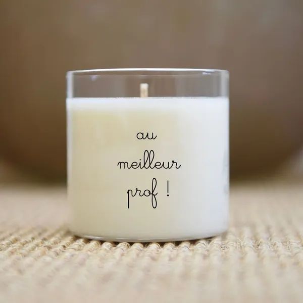 Pot à bougie blanc avec l'inscription française « au meilleur prof ! » sur un fond beige clair