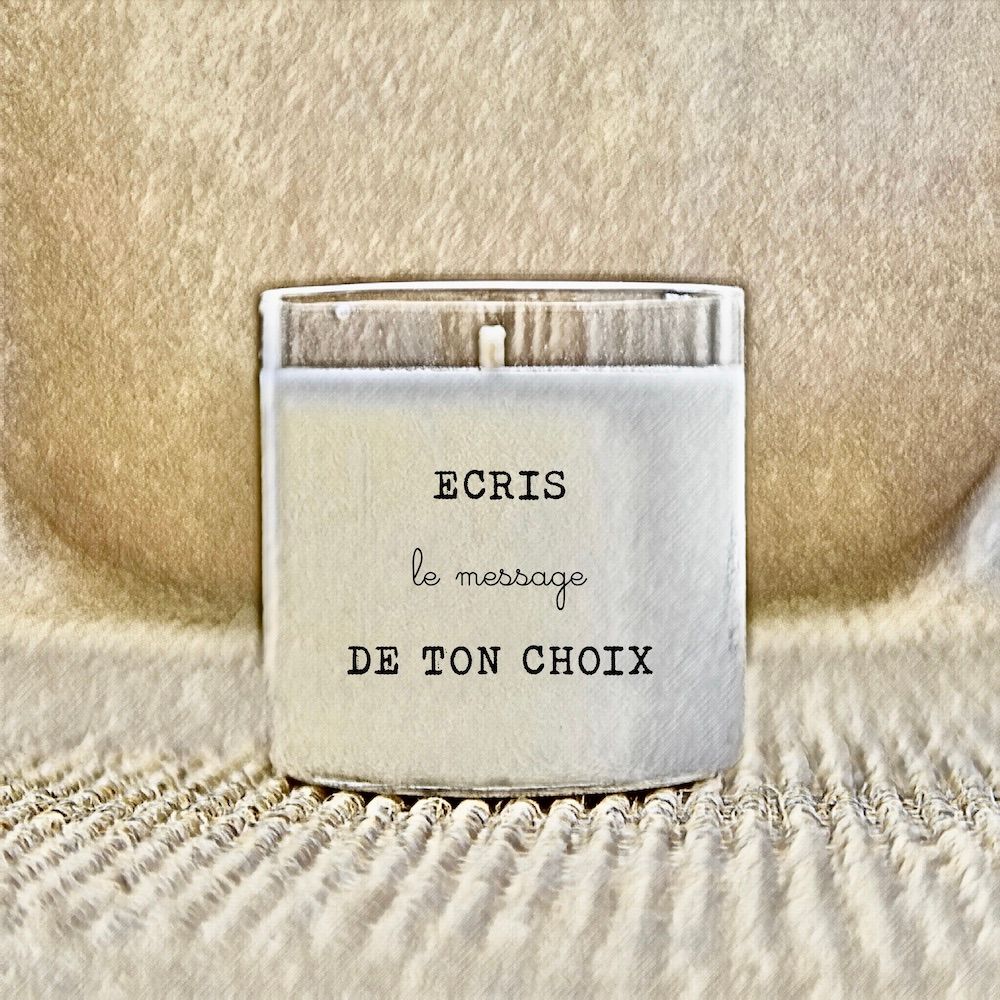 White square container on beige fabric, labeled in French “écris le message de ton choix.”