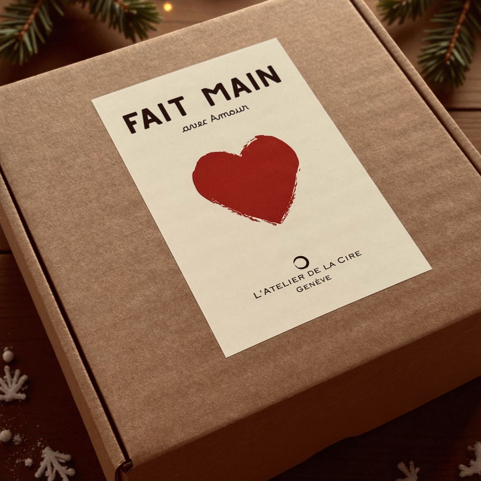Coffret cadeau marron avec une étiquette blanche portant l'inscription « FAIT MAIN » et un cœur rouge.