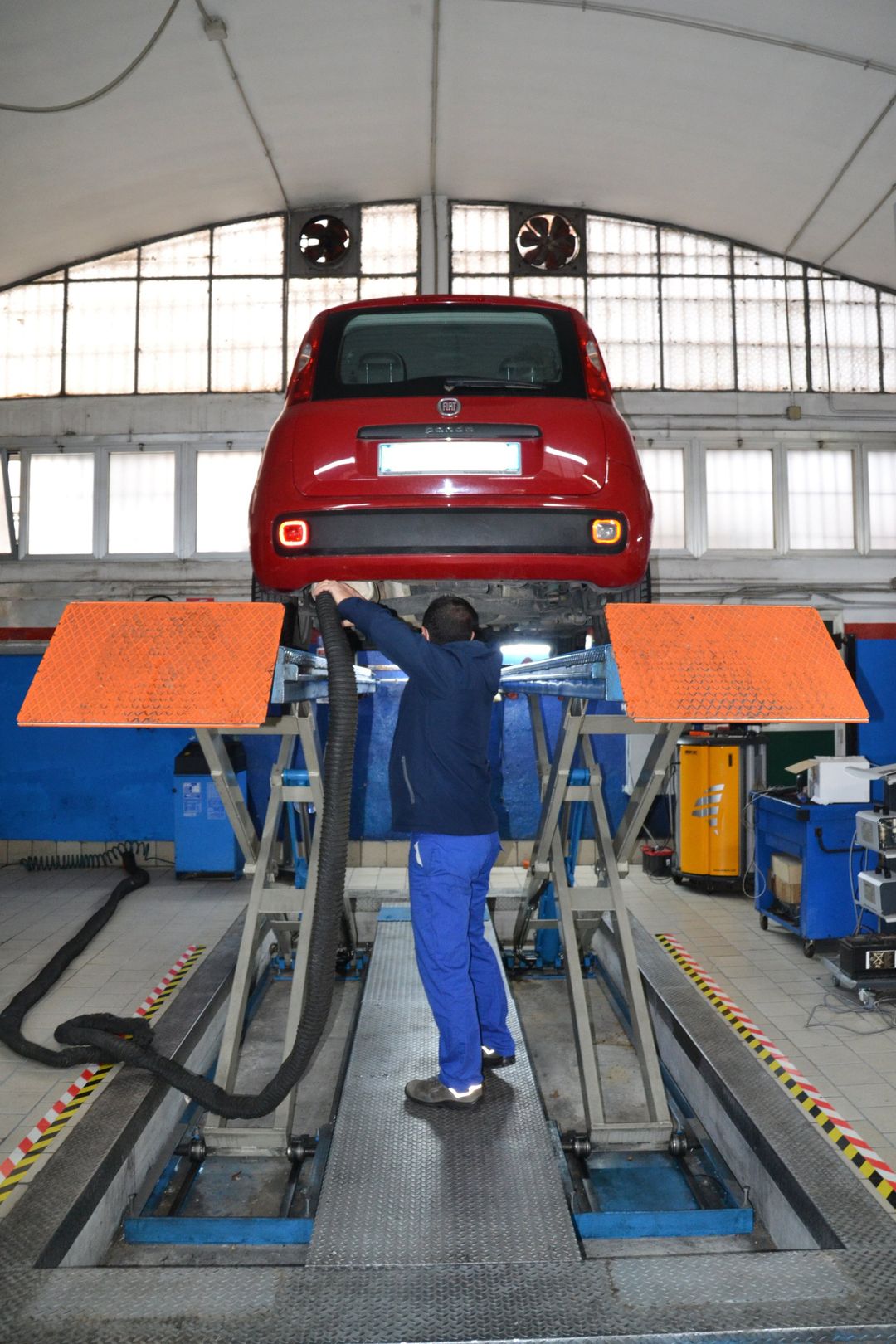 Autofficina e Centro Revisioni Lombardo Giuseppe - Meccanico Palermo ispezione veicoli in un garage