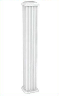 Pilier rectangulaire blanc cannelé, avec base et chapiteau ; élément architectural vertical.