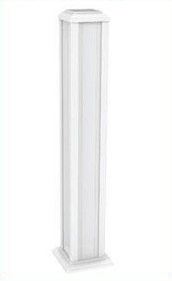 Poteau rectangulaire en vinyle blanc, avec un sommet et une base carrés.