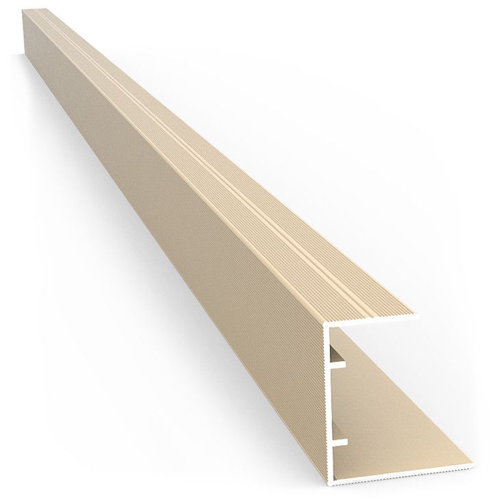 Profilé d'angle beige avec deux rainures verticales, sur fond blanc.