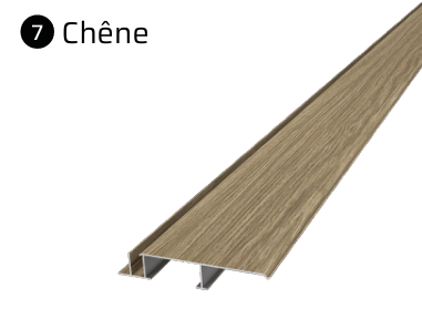Gros plan sur une barre de seuil de parquet marron, couleur chêne, avec le mot « Chêne » dans le coin supérieur gauche.