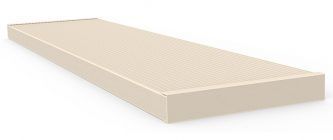 Matelas rectangulaire en mousse beige.