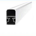 Profilé rectangulaire en aluminium extrudé de couleur argentée, vu en coupe transversale. Comporte des rainures internes.