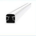 Profilé extrudé en métal argenté avec intérieur noir.