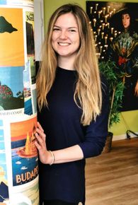 Bild von Jessica Steenbock an einer Säule lehnend.