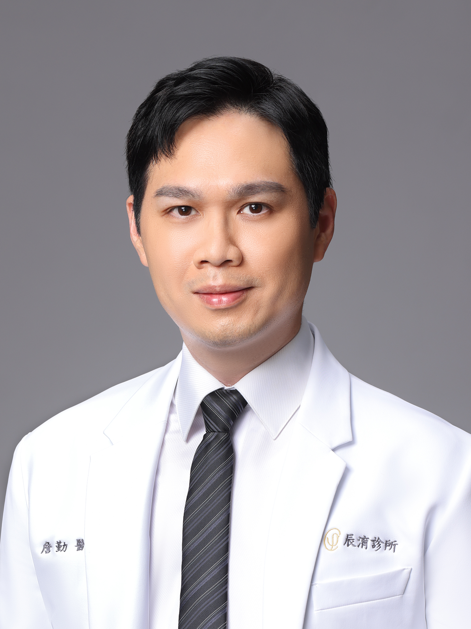 新竹泌尿科診所-辰淯診所院長詹勤醫師個人照，背景前馬偕紀念醫院泌尿科主任