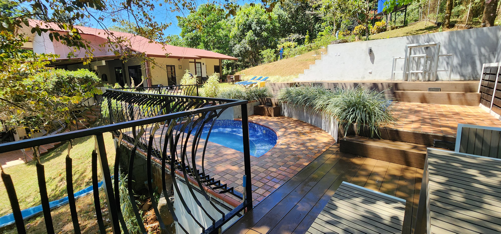 Una vista de una casa desde un balcón con vistas a una piscina.