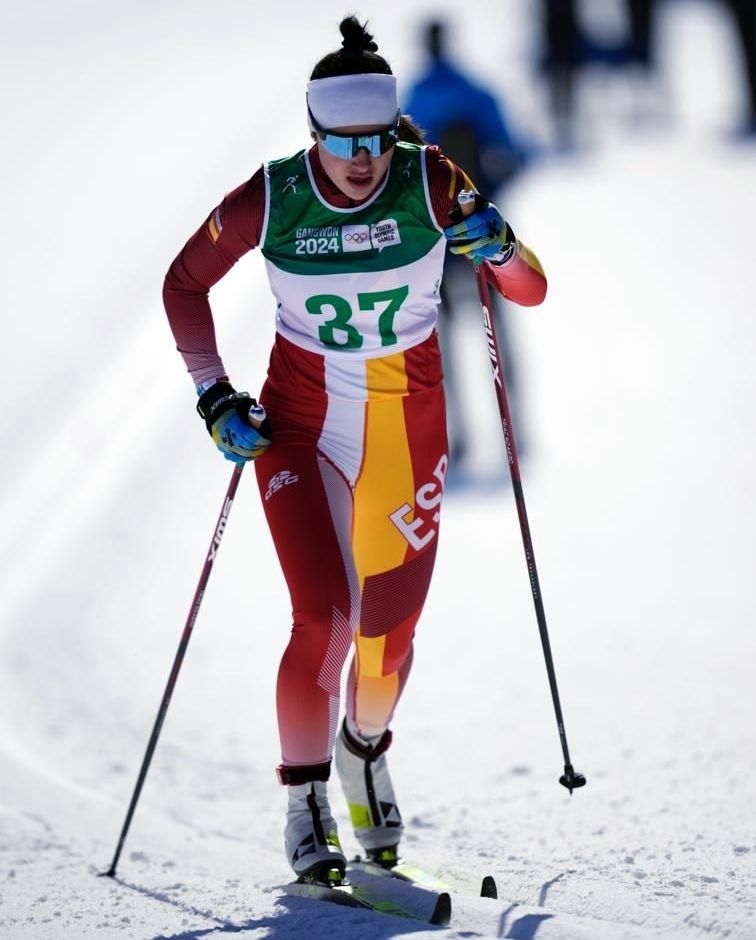 Una persona esquiando con el número 37 en su camiseta.