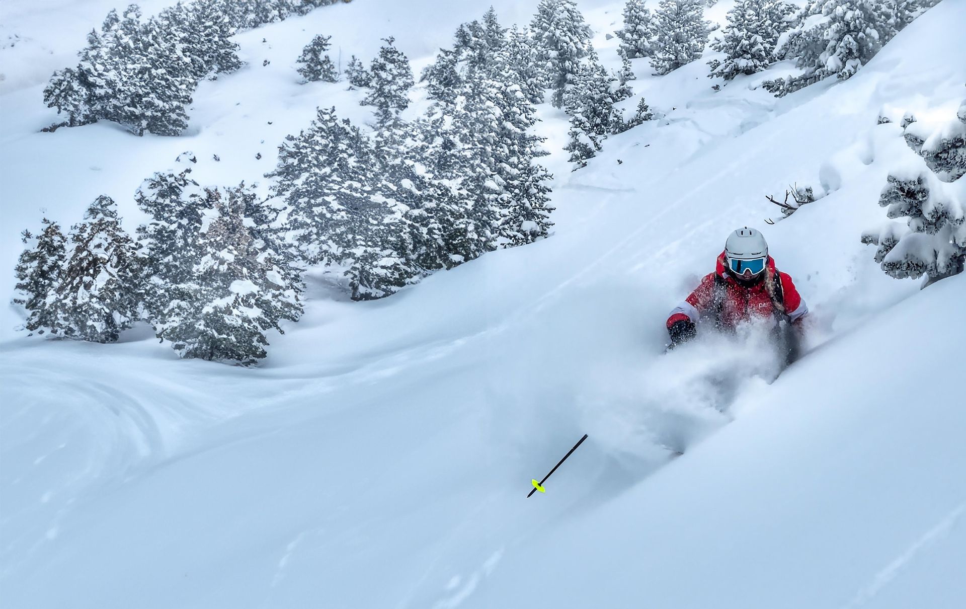 Una persona está esquiando por una pendiente cubierta de nieve.