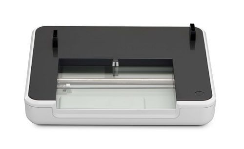 Un primer plano de un escáner sobre un fondo blanco.