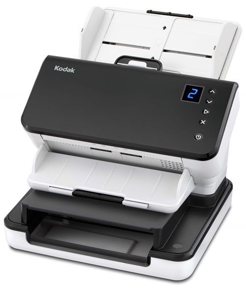 Un escáner Kodak en blanco y negro está colocado encima de una mesa blanca.