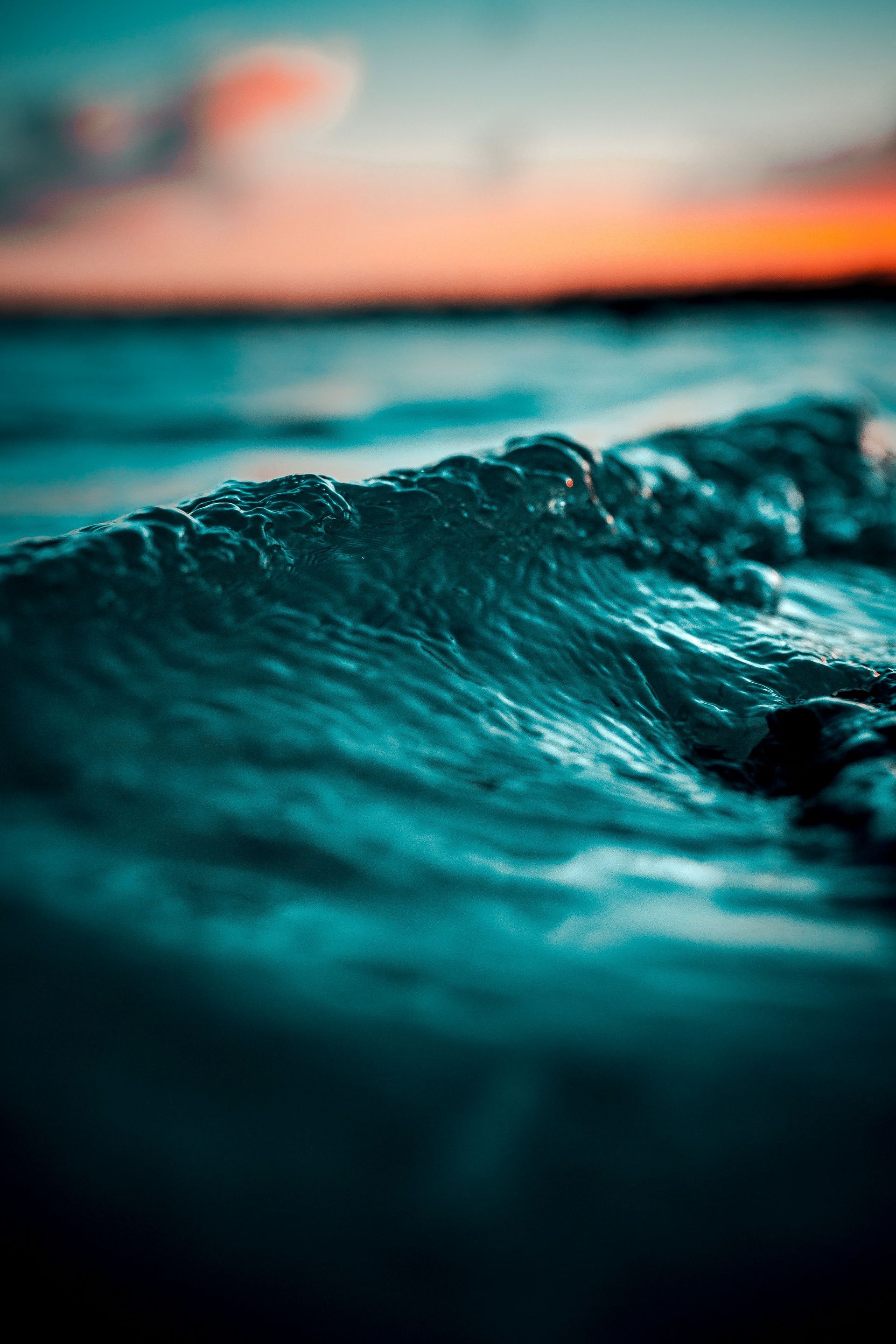 Ocean wave symbolizing powerful emotional patterns involved in sexual addiction