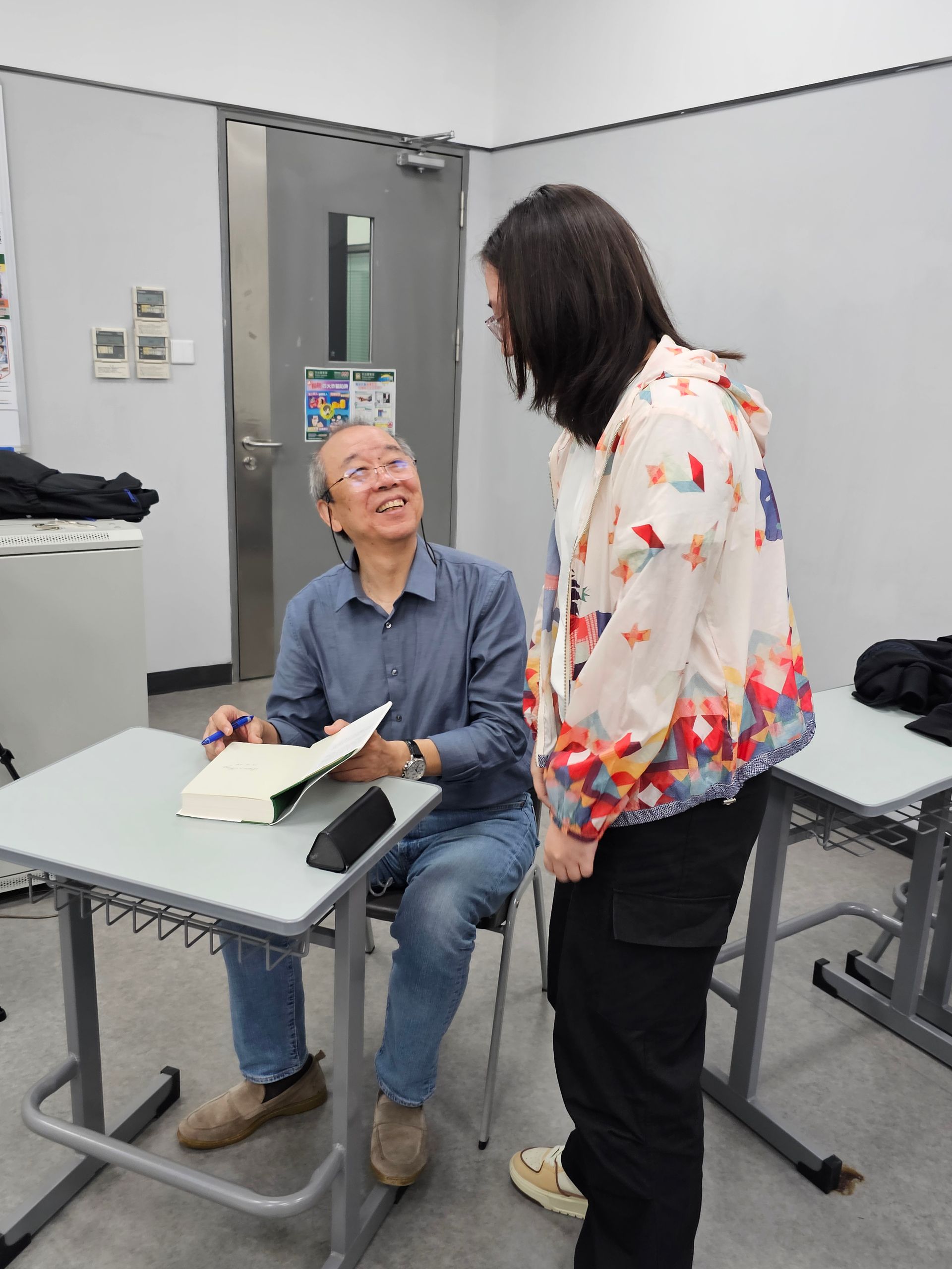 Zhang Weimin autografa a sua tradução de