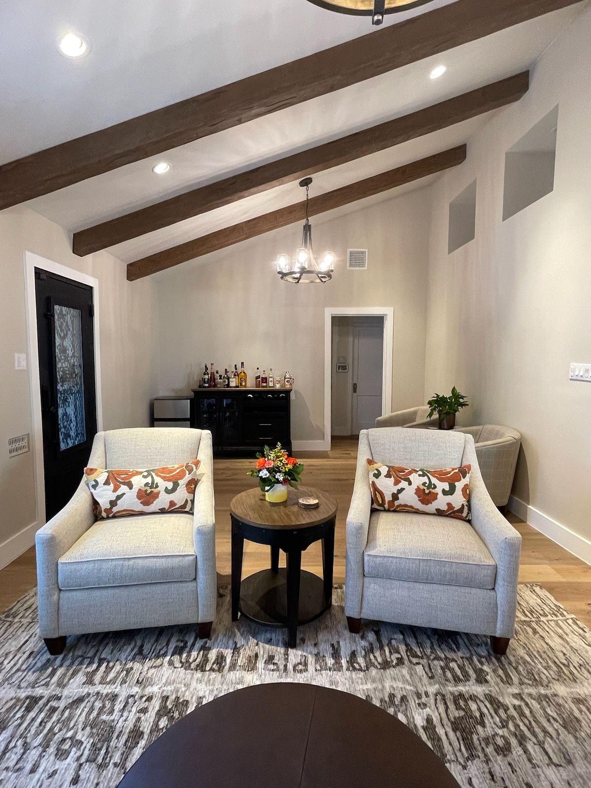 There are two chairs and a table in the living room.