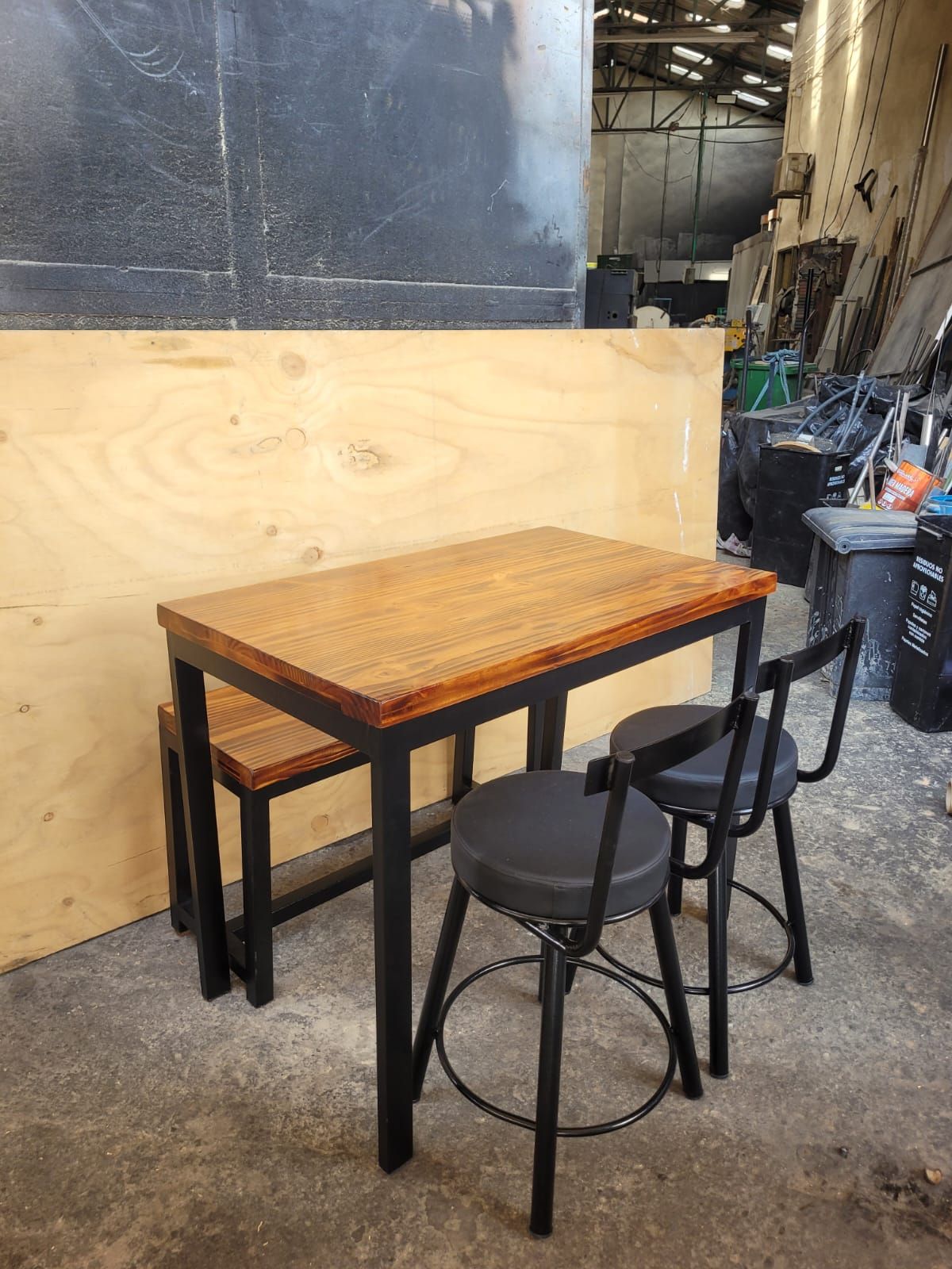 Mesa de madera y taburetes negros
