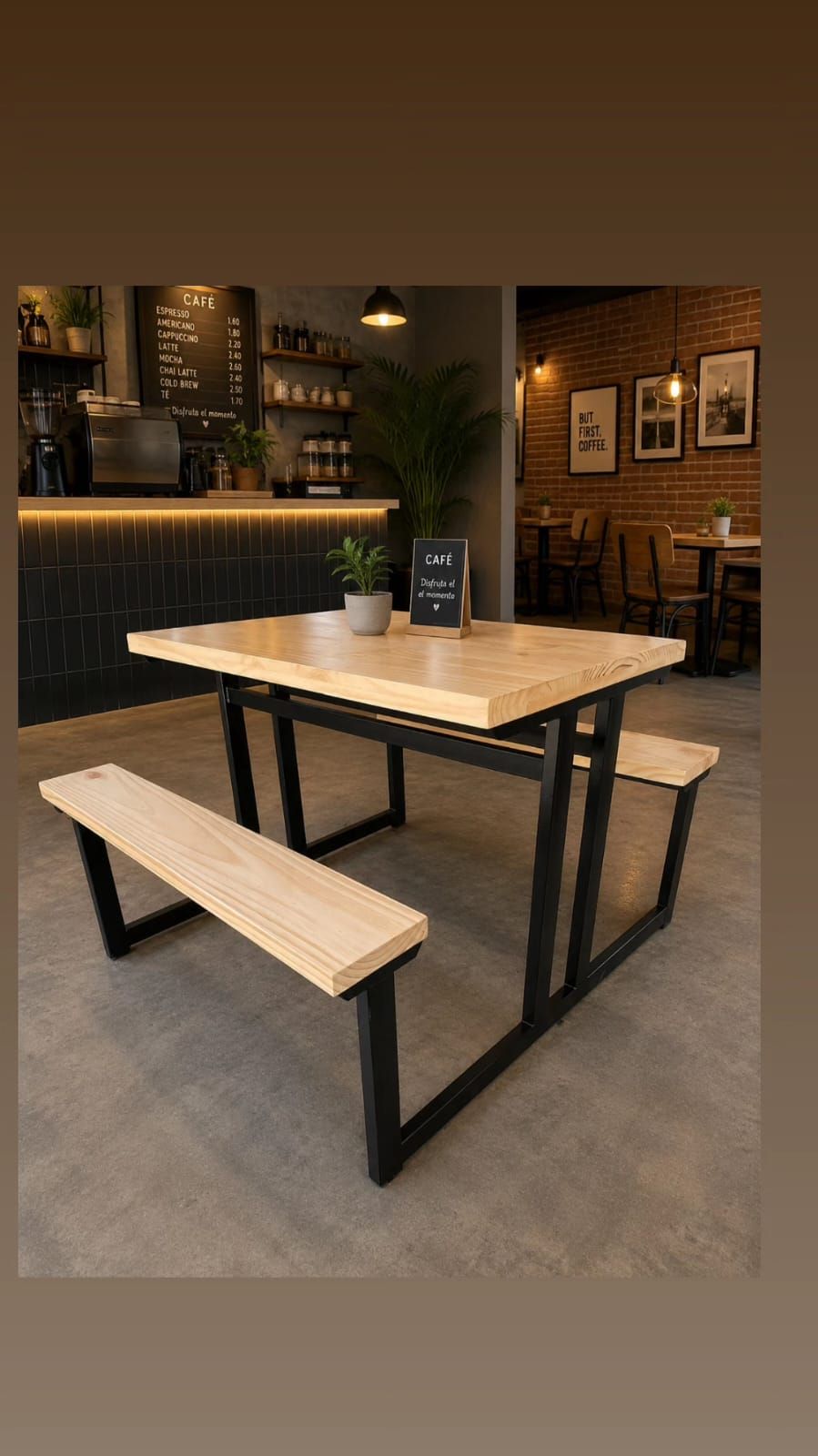 Mesa de café moderna con dos bancos largos, tablero de madera clara
