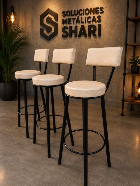Tres taburetes de bar color crema