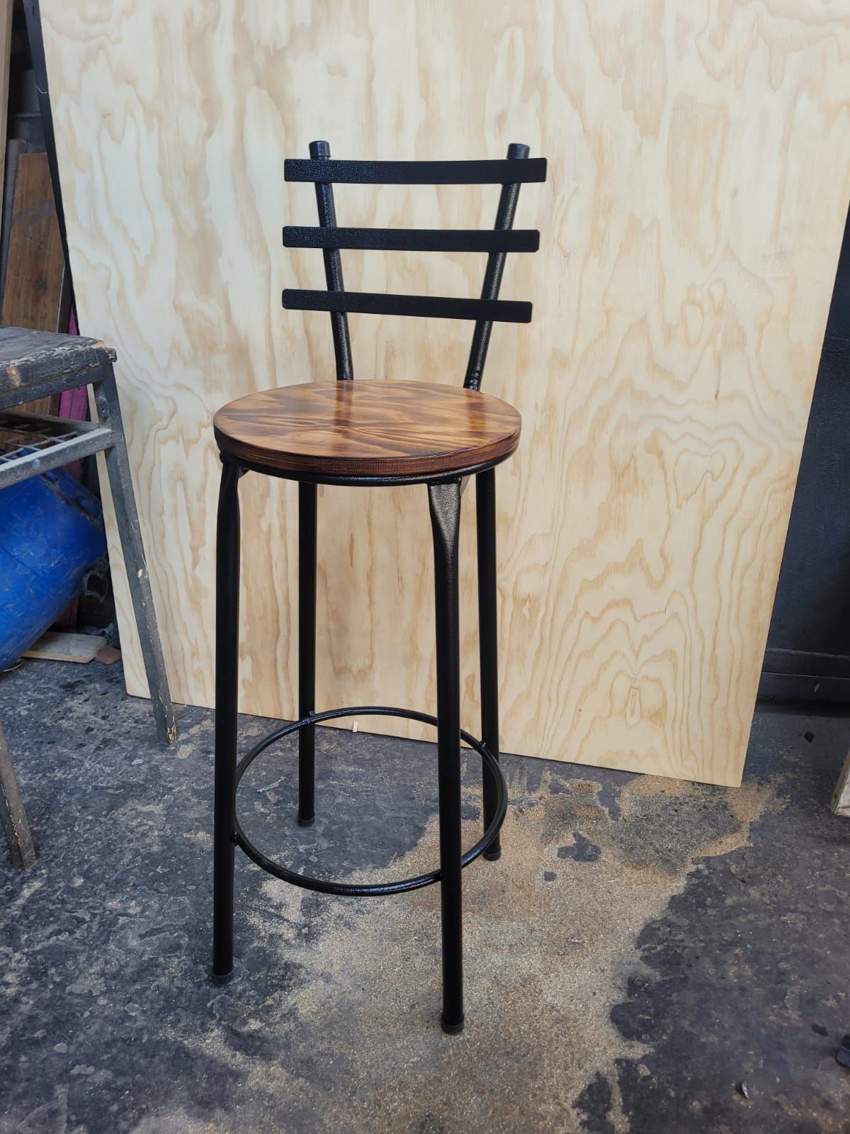 Taburete alto de metal negro con asiento redondo de madera
