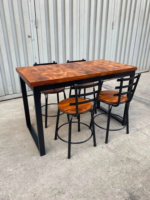 Mesa alta de estilo industrial moderno con taburetes metálicos