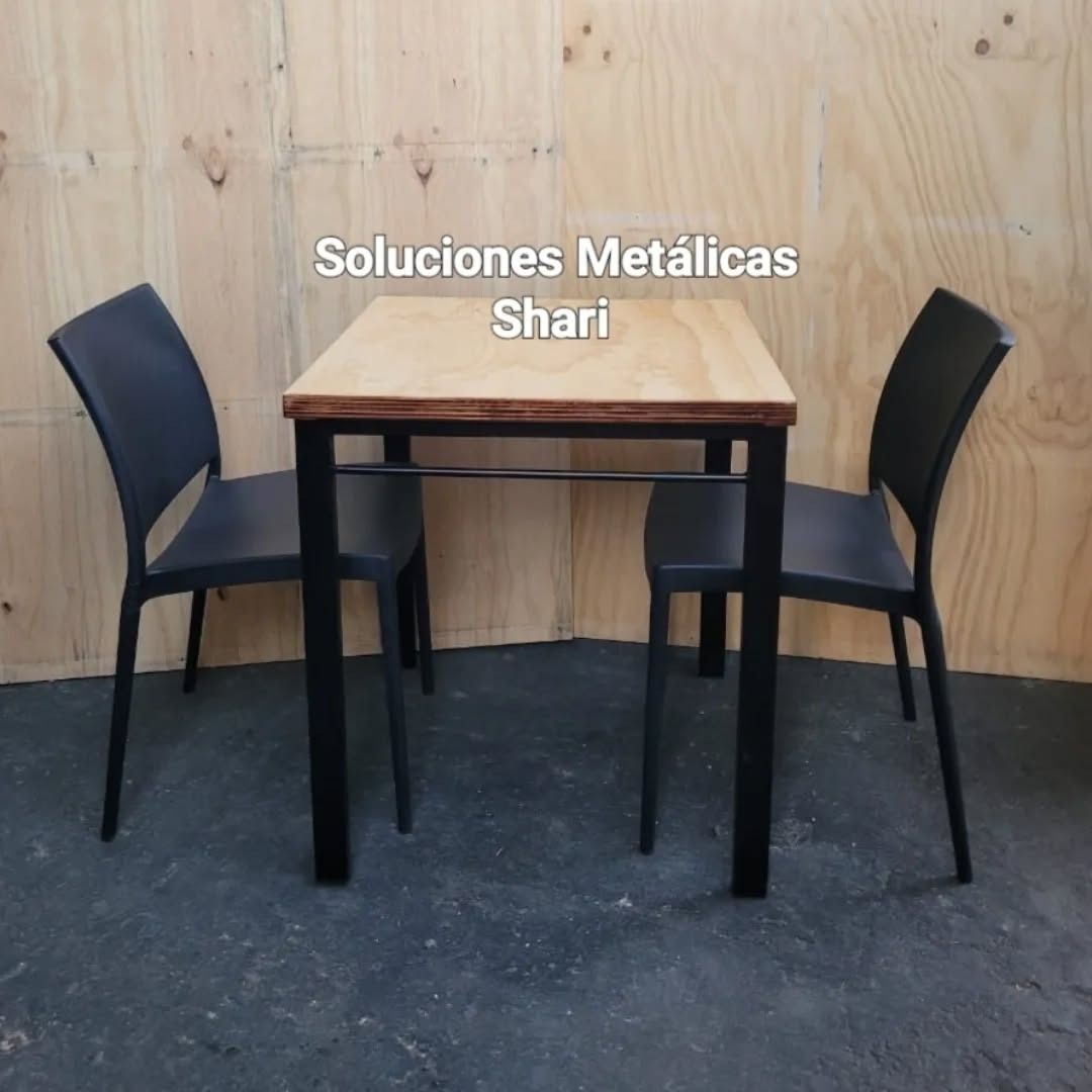 Mesita de madera con dos sillas negras