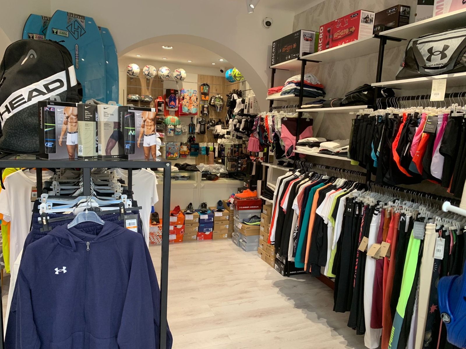 interno negozio sportivo