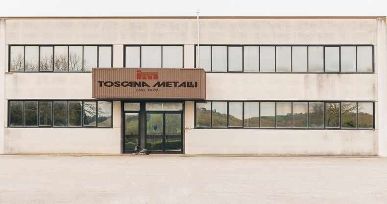 Un edificio commerciale a due piani con un'insegna marrone recante la scritta