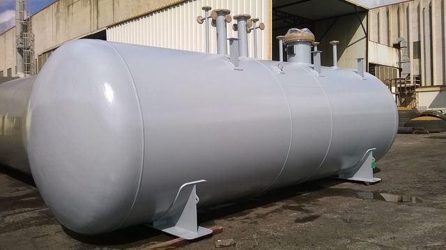 un mucchio di blocchi di marmo bianco impilati uno sopra l' altro