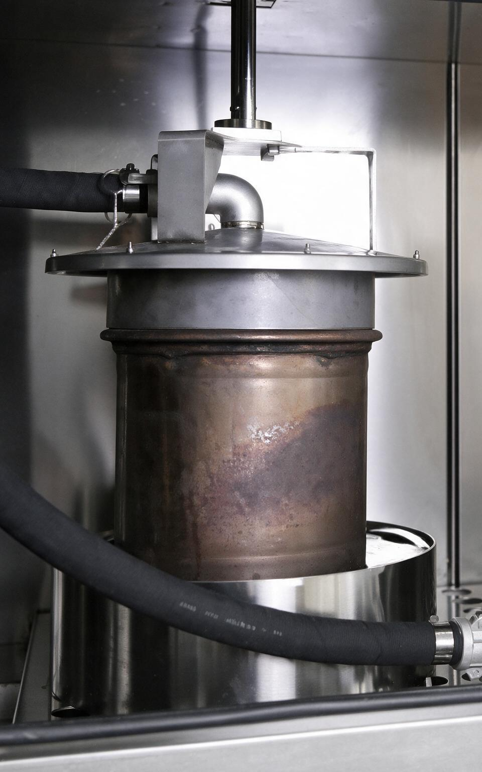 DPF cleaning machine in operation
