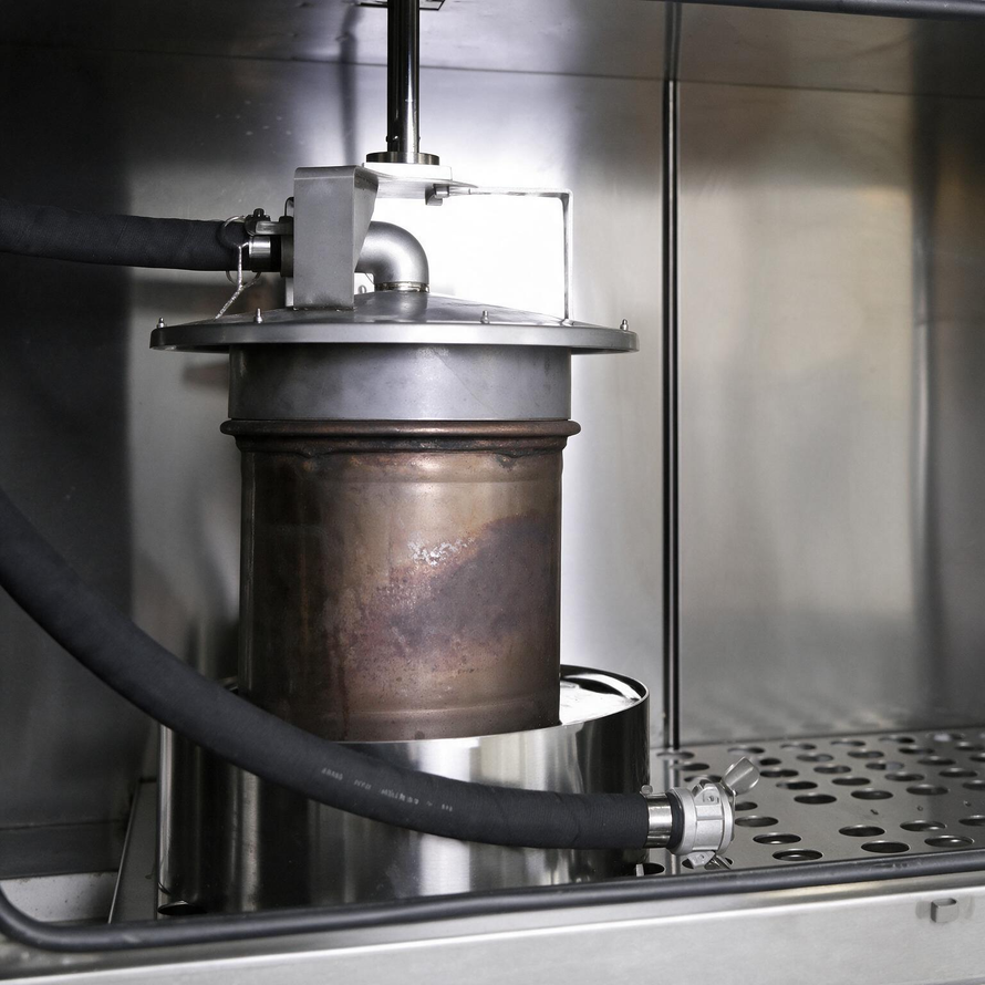 DPF cleaning machine in operation