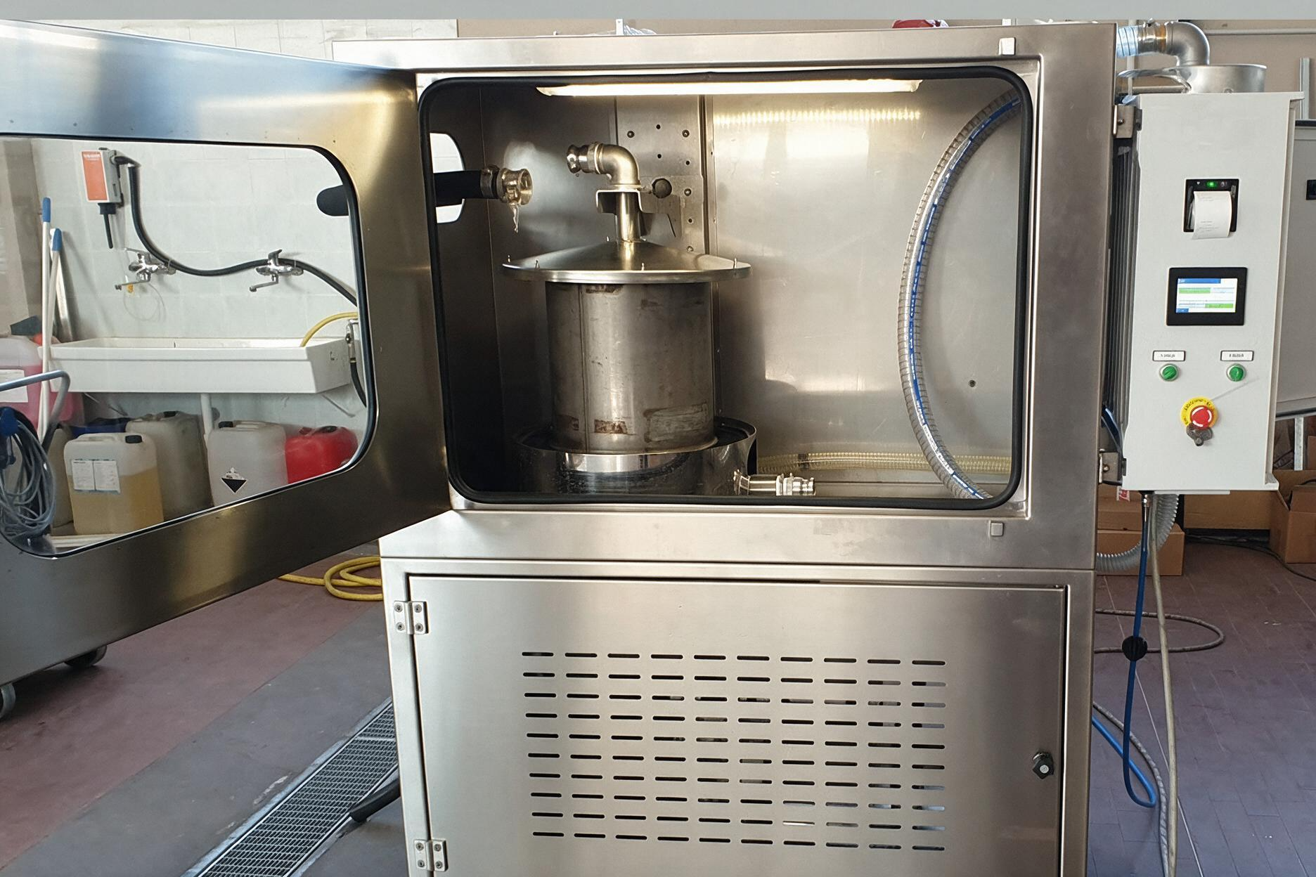 DPF cleaning machine in operation