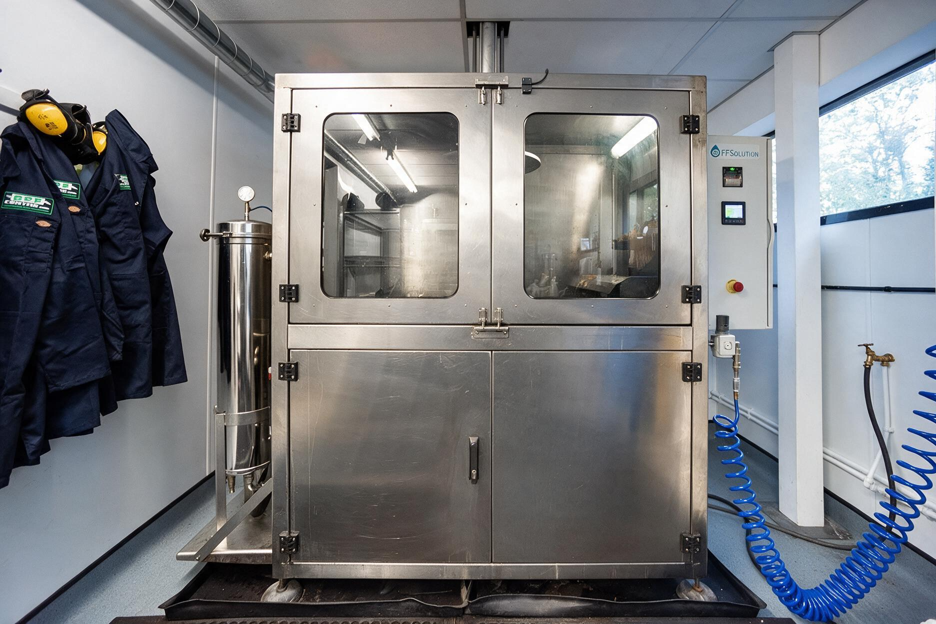 DPF cleaning machine in operation