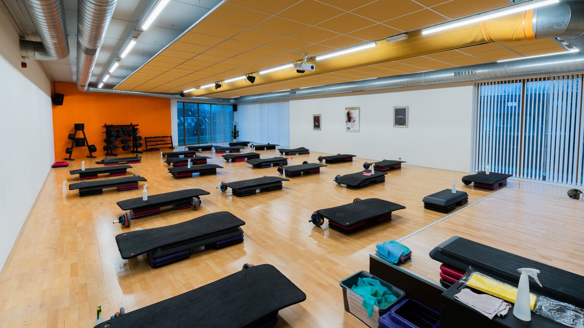 Een groep vrouwen doet oefeningen op een trampoline in een sportschool.