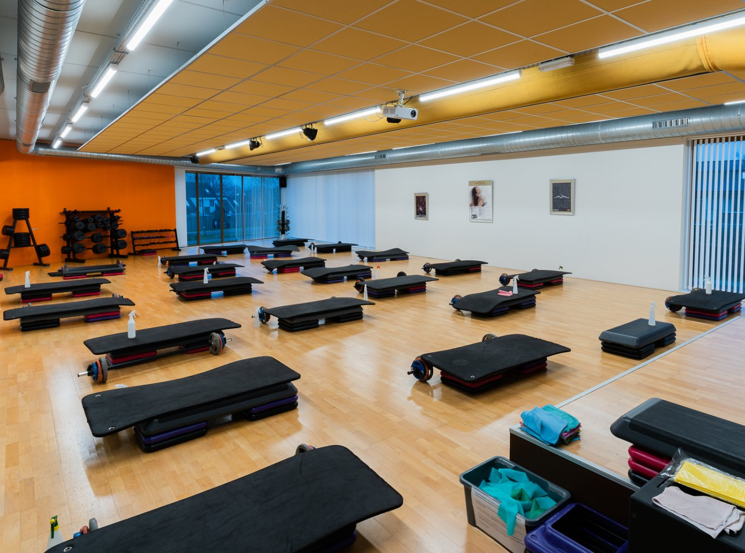 Een grote kamer met veel fitnessapparatuur erin