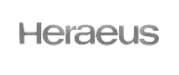 Heraeus merki í gráum texta á hvítum bakgrunni