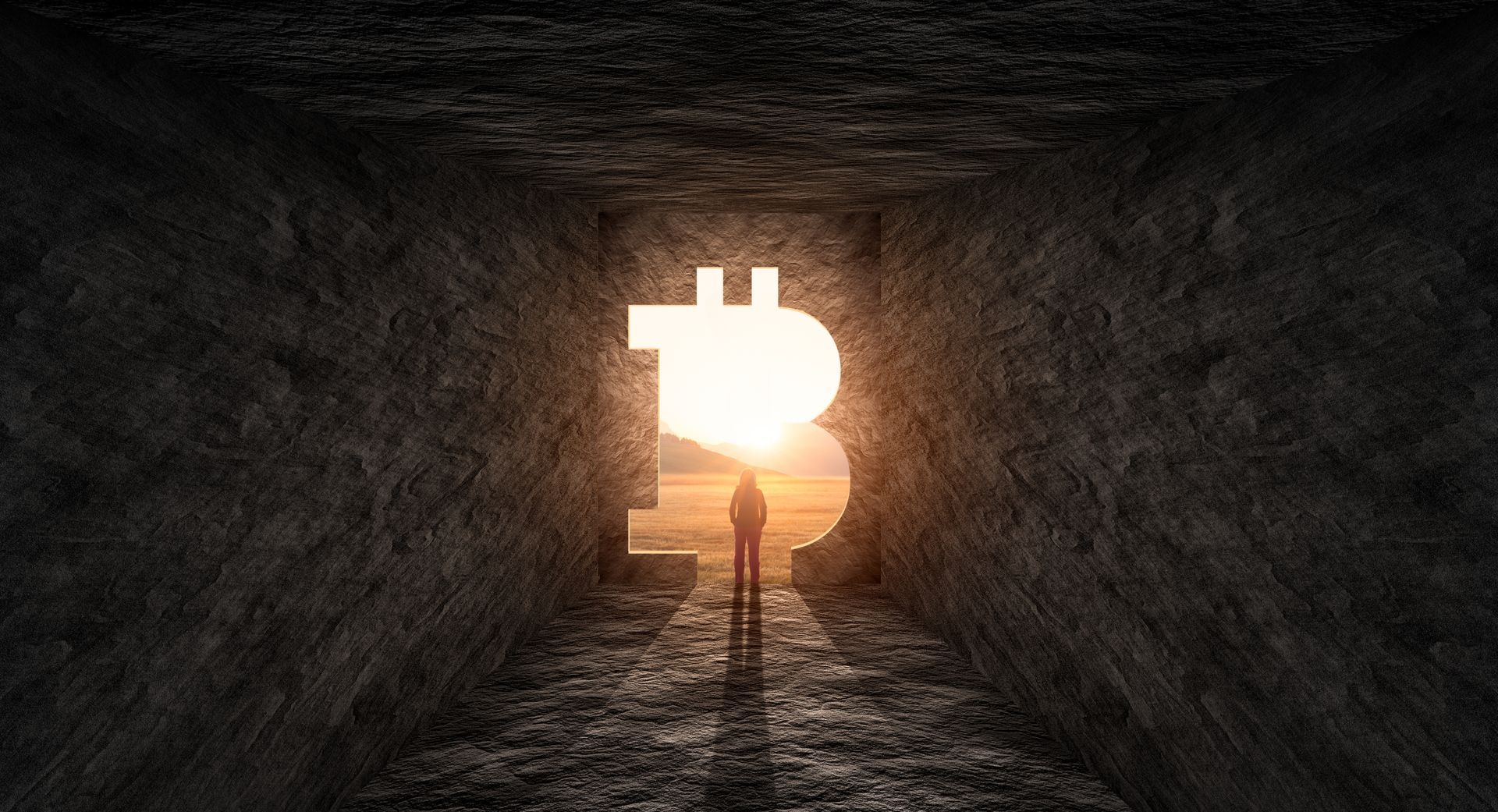 Glóandi Bitcoin tákn í dimmum göngum, með skuggamynd af manneskju sem gengur í átt að því.