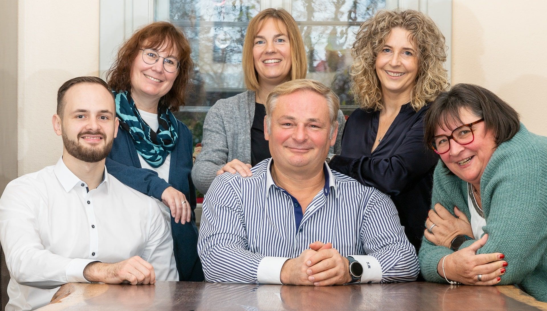 Wir wünschen Ihnen frohe Weihnachten und einen guten Start ins neue Jahr! TransParent Versicherungsmakler Team