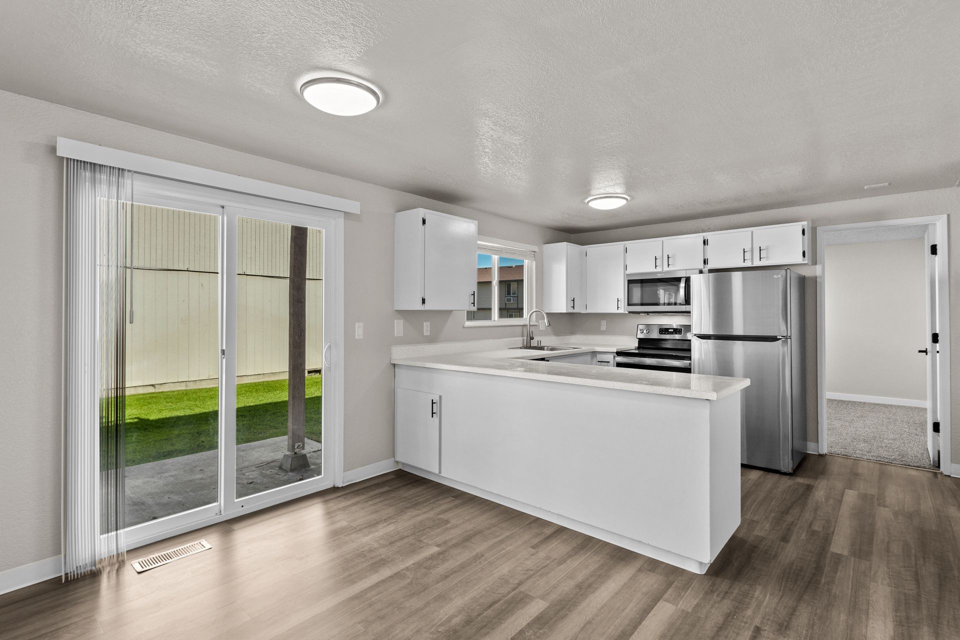 Huge chef's kitchen with large pantry and plenty of cabinet space