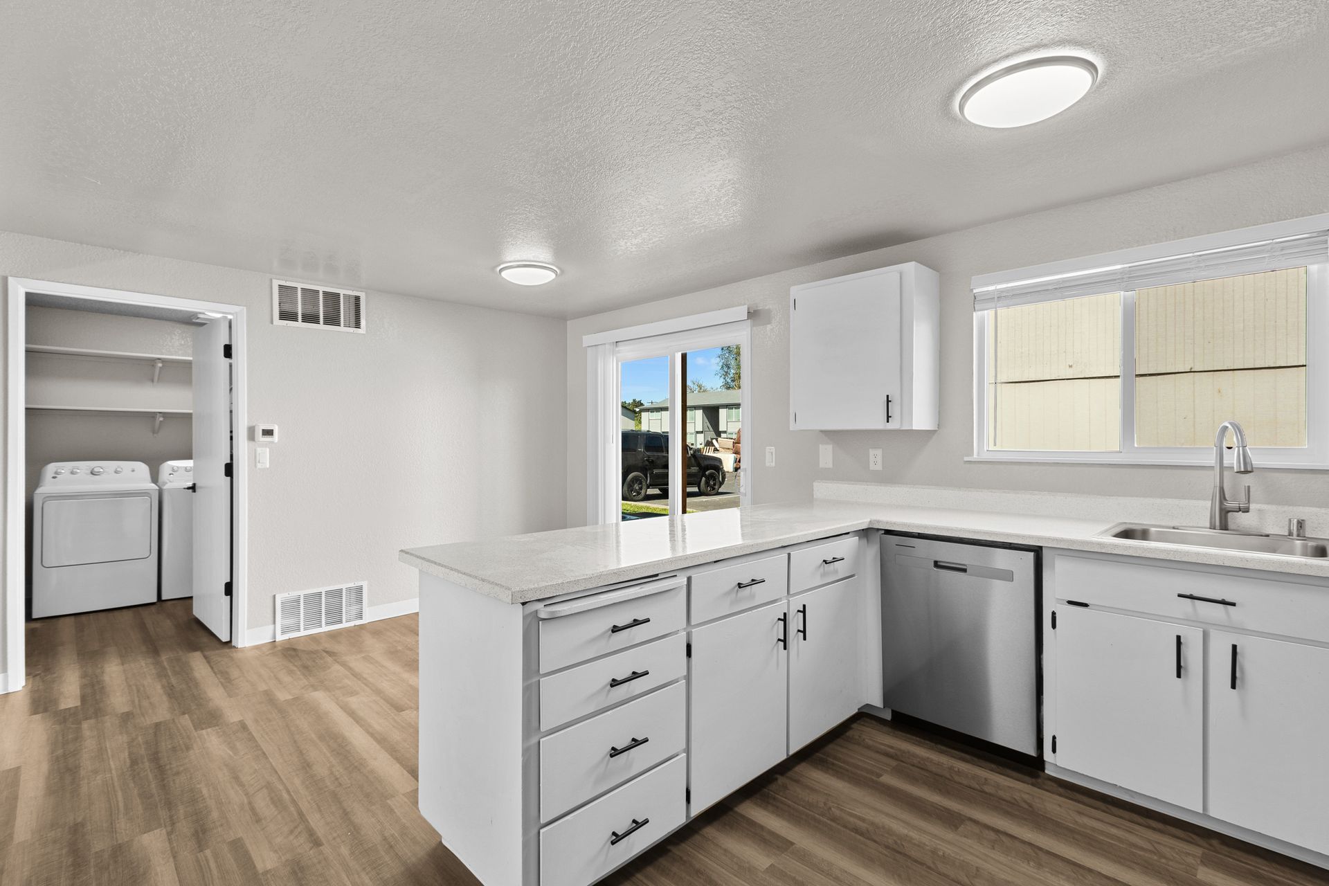 Huge chef's kitchen with large pantry and plenty of cabinet space