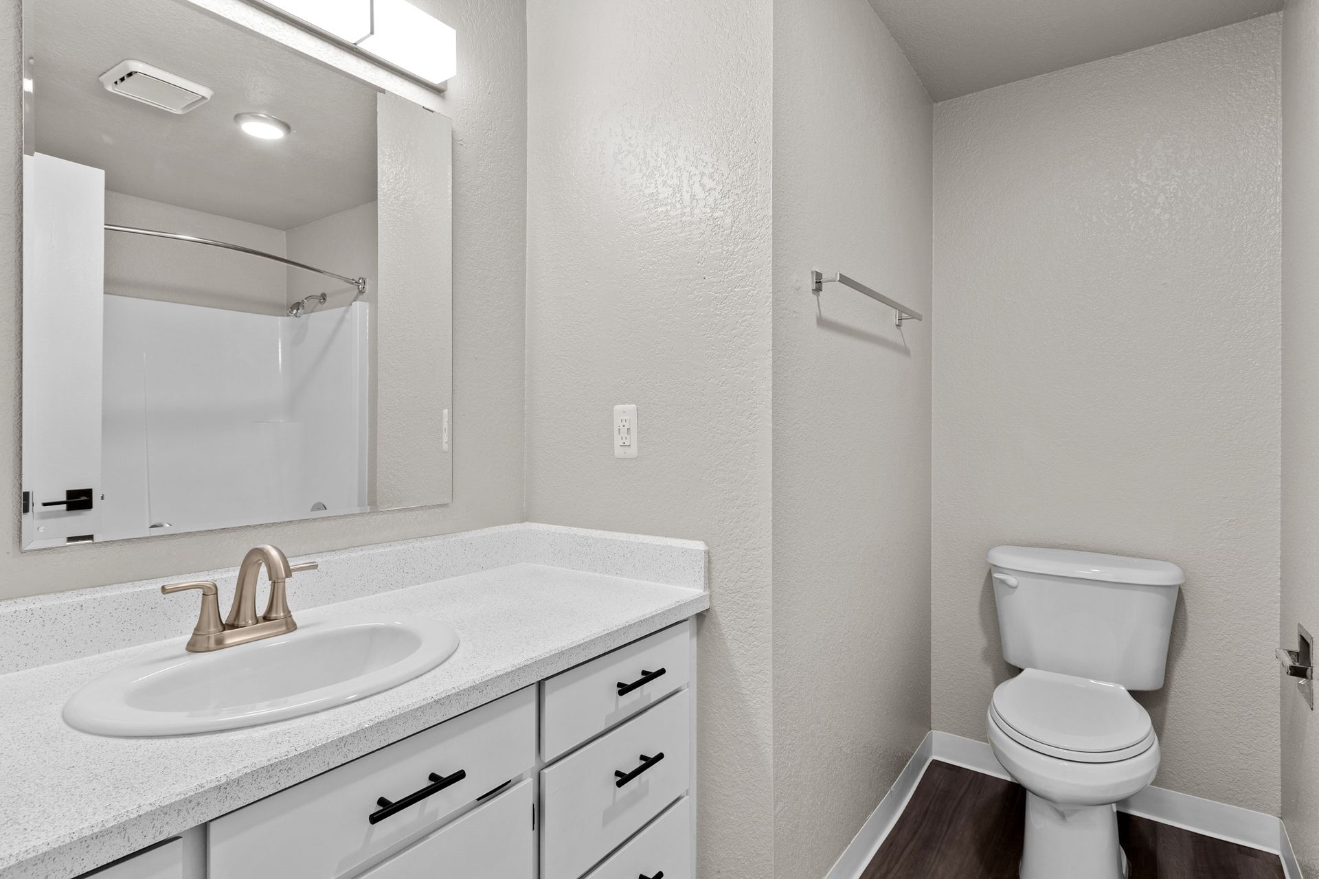 Updated bathroom with modern fixtures