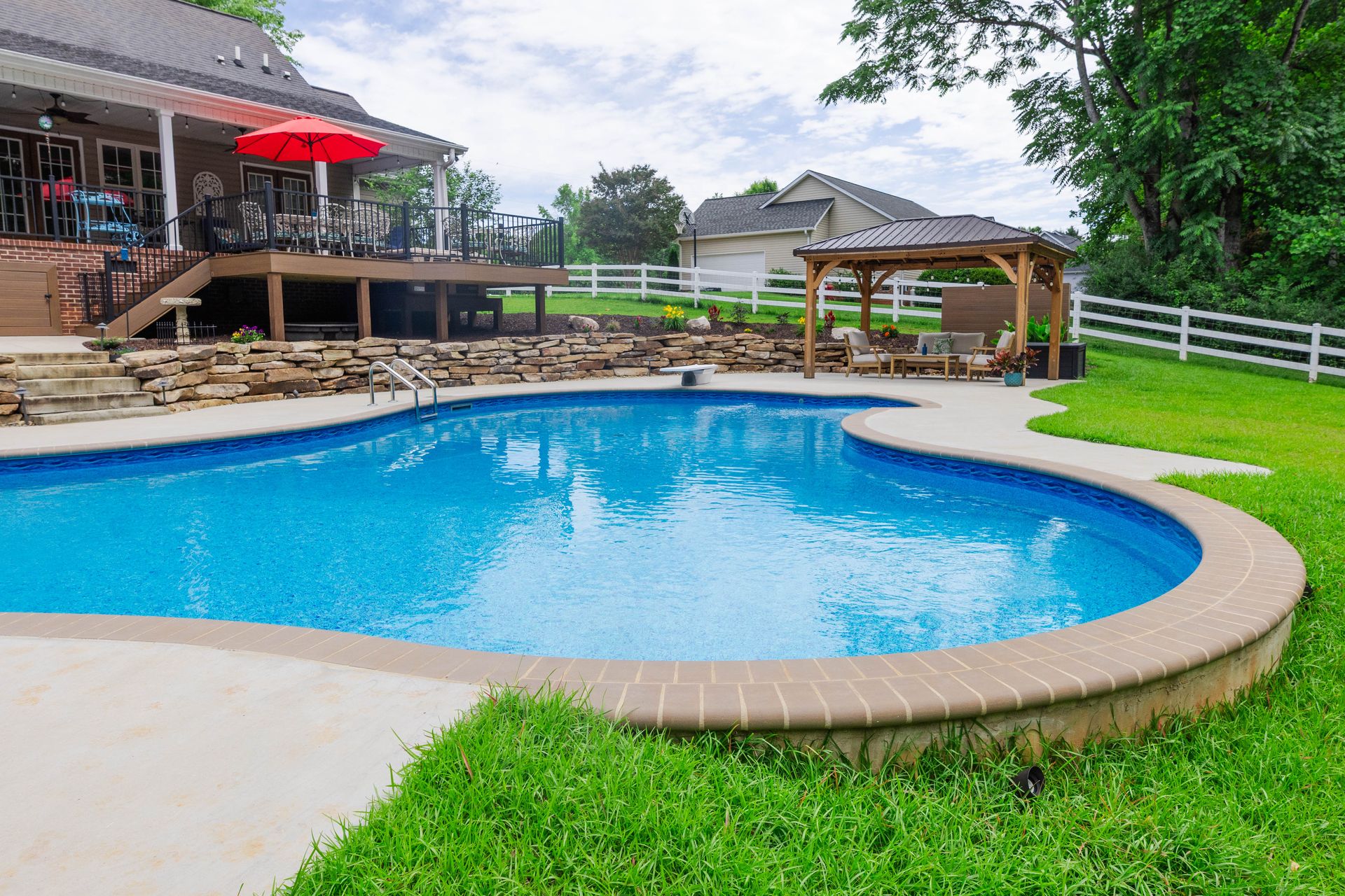 How We Build Custom Pools to Mimic Natural and Stunning Water Illusions