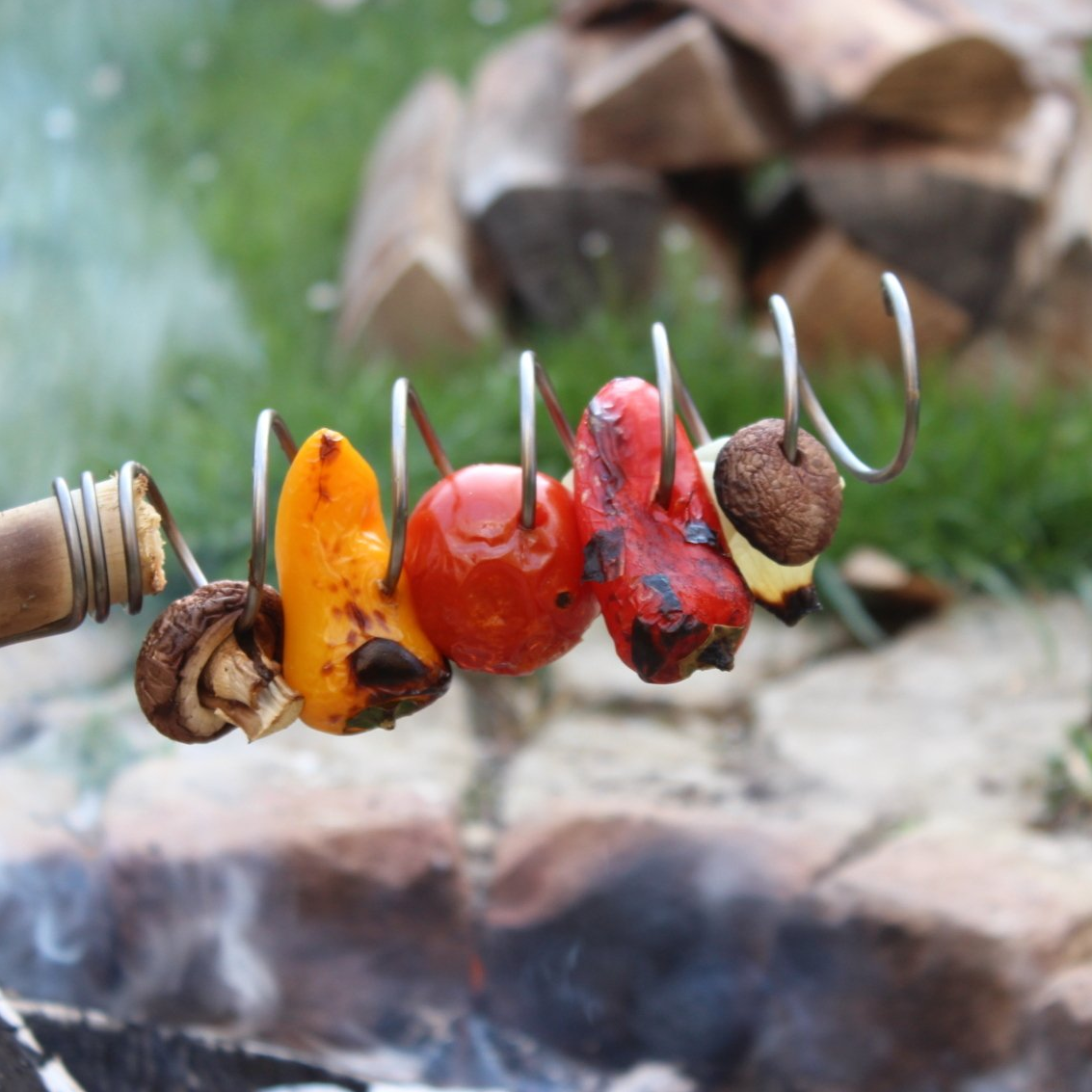 gemüse grillen am stockbrot stock
