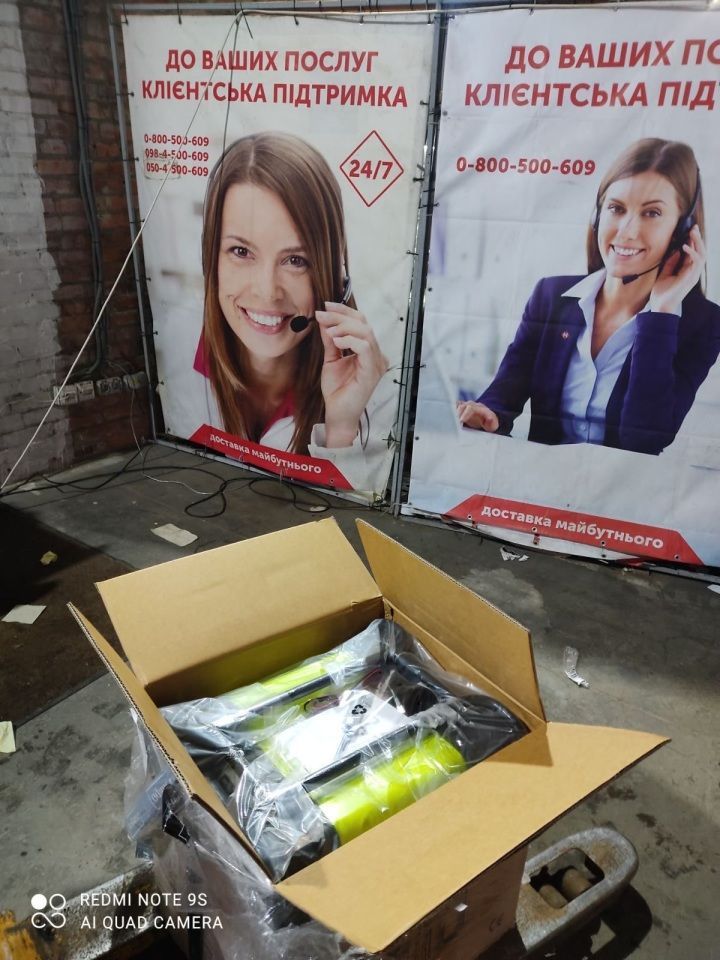 Open Cardboard Box With Packaged Items, Posters of Customer Service — Pete's Painting Solutions In Cairns, QLD