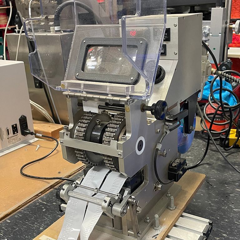 Wire hot stamping machine.