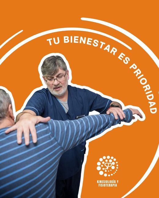 Estudiante y terapeuta en fondo naranja con texto “Tu bienestar es prioridad”