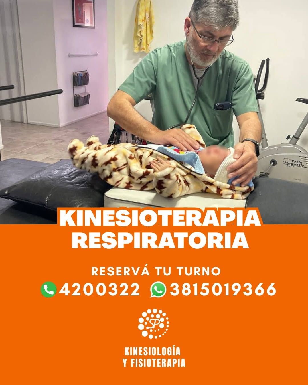 Kinesioterapia respiratoria con fisioterapeuta tratando a un paciente en camilla; cartel naranja con turnos y teléfonos.
