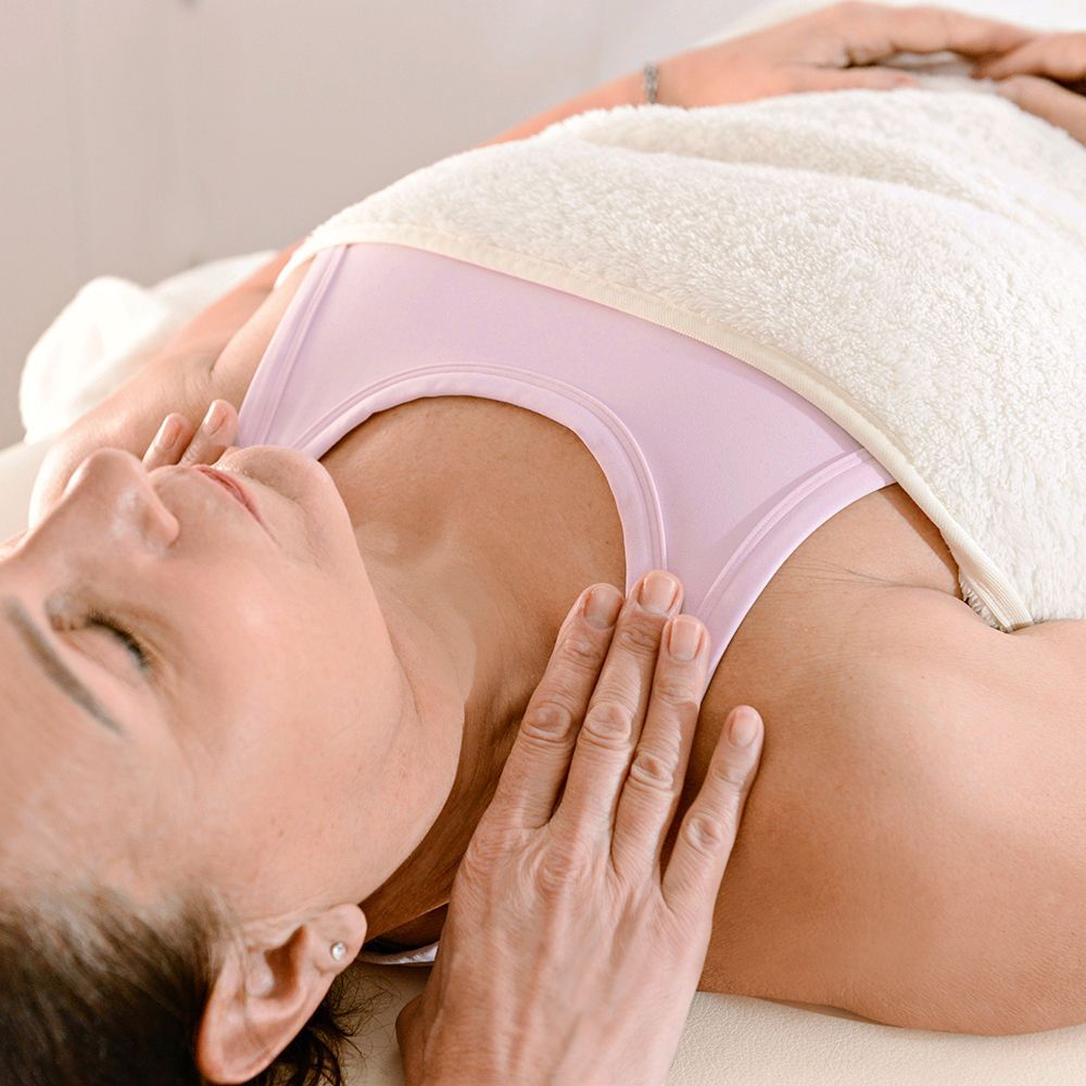 Die sanfte biodynamischen Massage wirk tiefgreifend und fördert körperliche und psychische Entspannung.